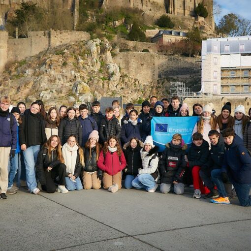 photo de groupe devant le Mont St Michel