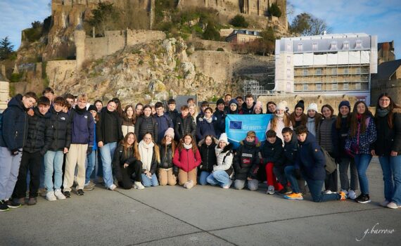 photo de groupe devant le Mont St Michel